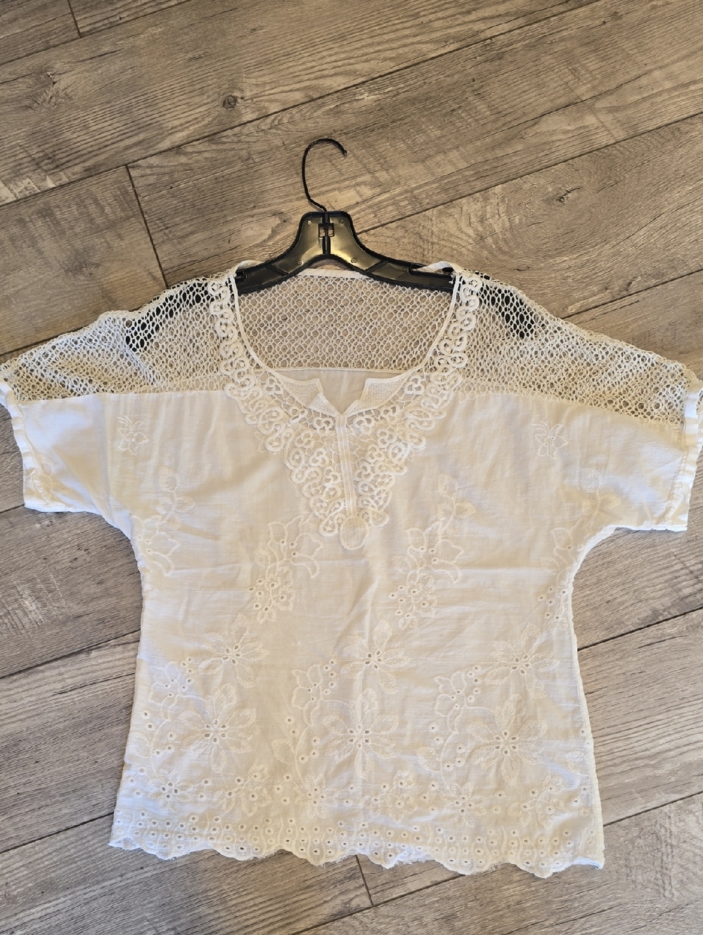 Women's White Eyelet Lace Crochet Top. Size M